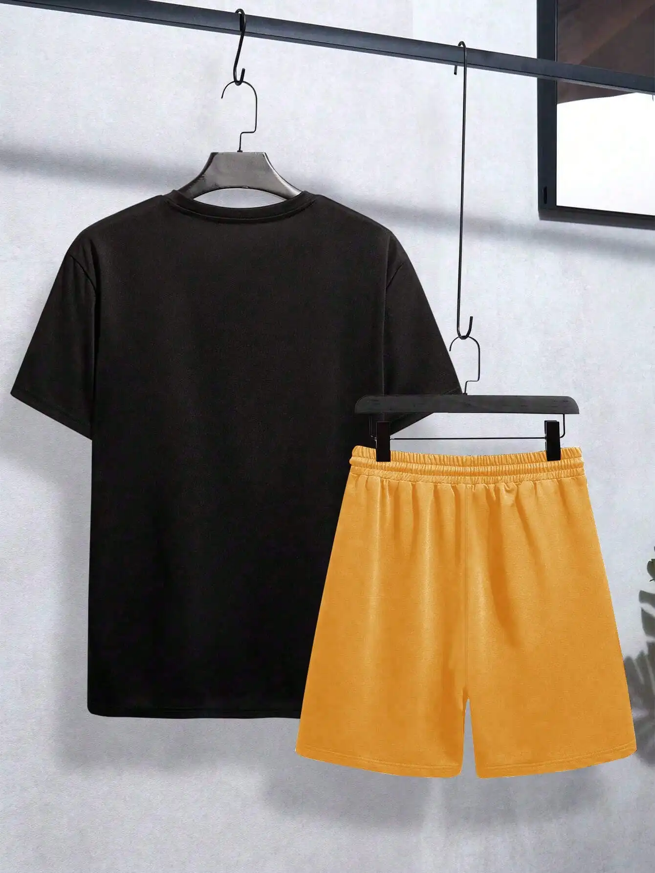 Conjunto de camiseta masculina casual de verão com ombro caído e shorts de cintura com cordão