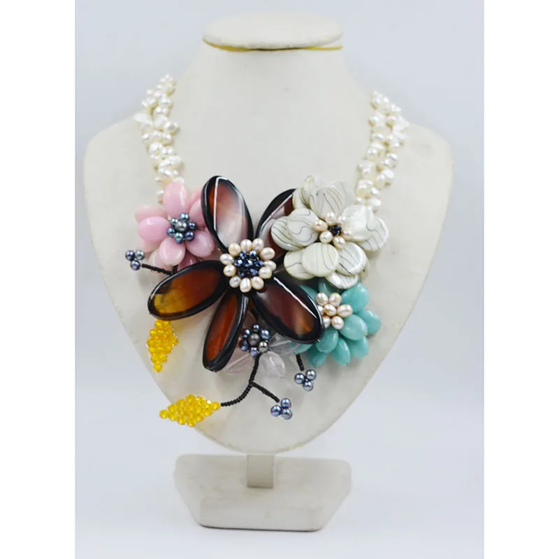 Natural pearls/shells/stones. Handmade flower necklace. Women's Fashion Wearing Jewelry at Large Banquets 20 