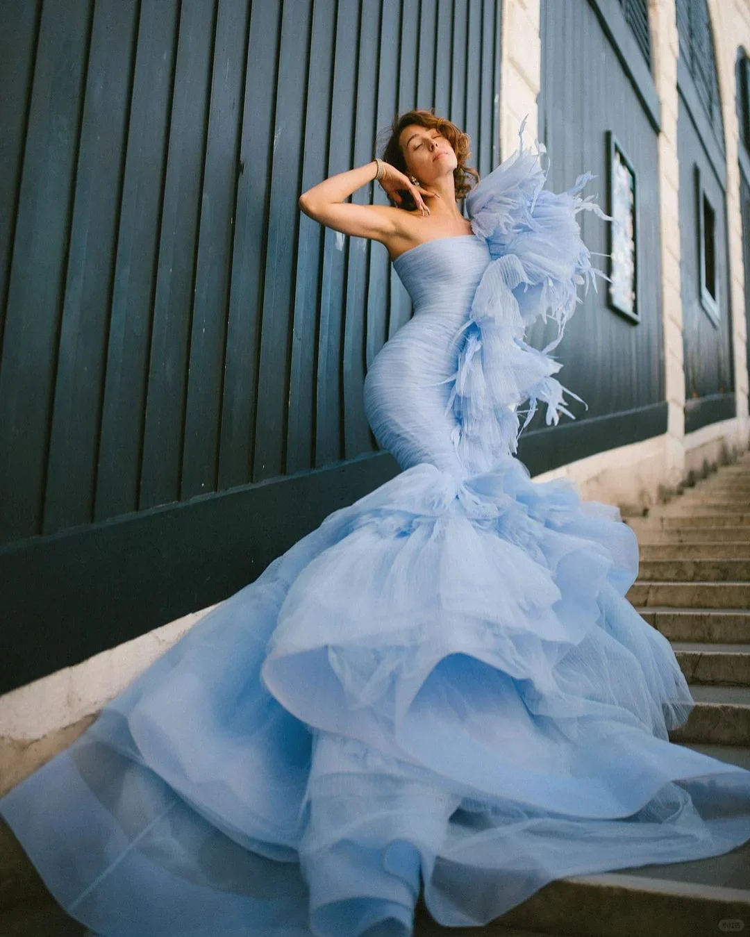 Céu azul vestidos de baile sereia babados um ombro avestruz abiye gece elbisesi feminino vestidos de noiva pena longo em camadas