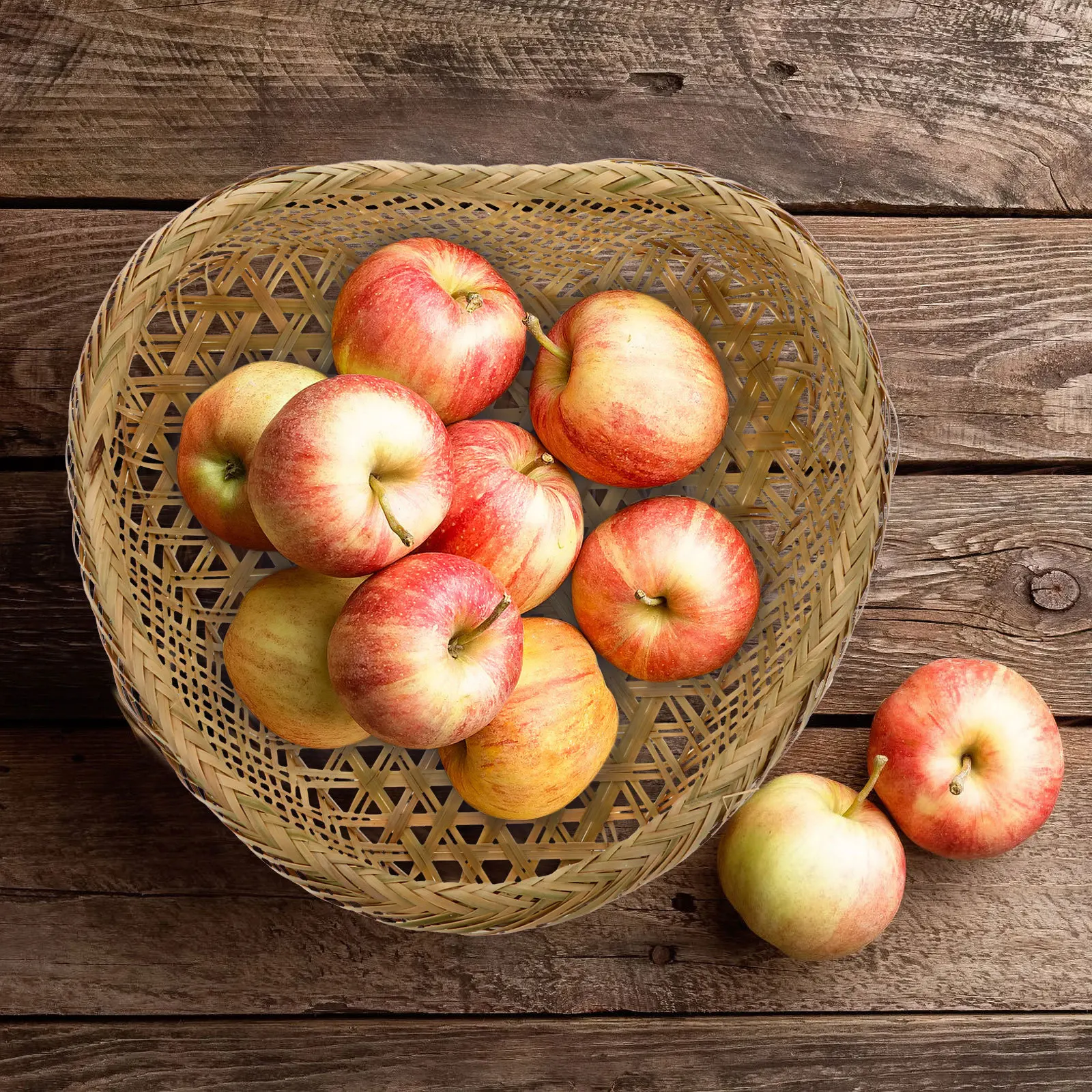 

1Pcs Heart Woven Bamboo Basket Handmade Storage Container Fruit Bread Snack Practical Serving Kitchen Picnic Basket