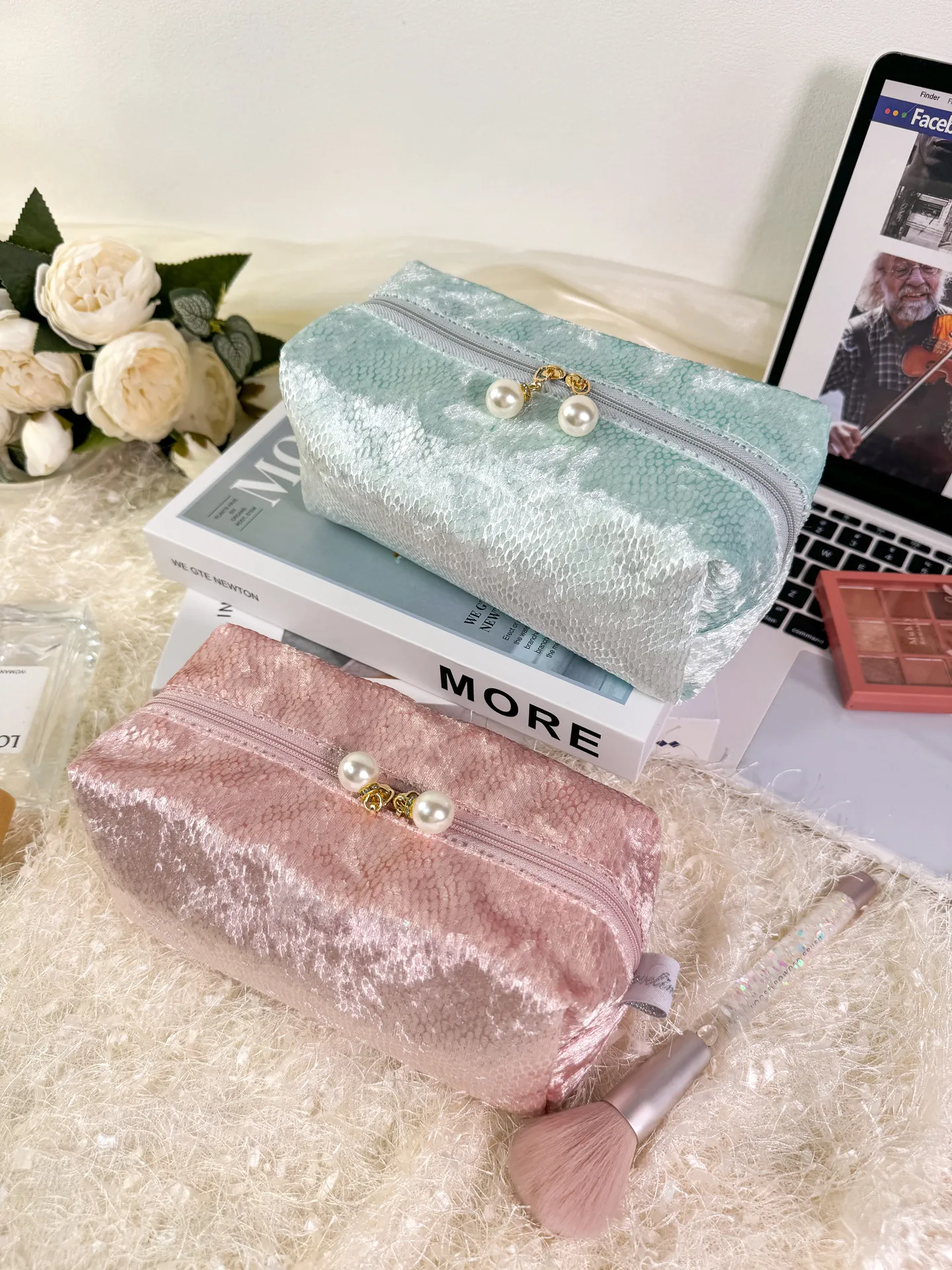 Ins Makeup Bag Elegant Pearl Zipper Party Clutch Portable Large Capacity Simple Travel Storage Washroom Bags 2026 New