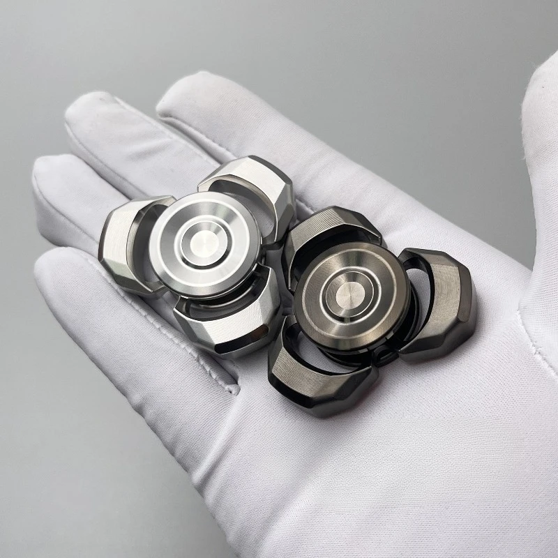 

Шепот EDC Light and Shadow Feel Три страницы механического металлического плотного ножа Процесс узора Игрушка для декомпрессии гироскопа на кончиках пальцев