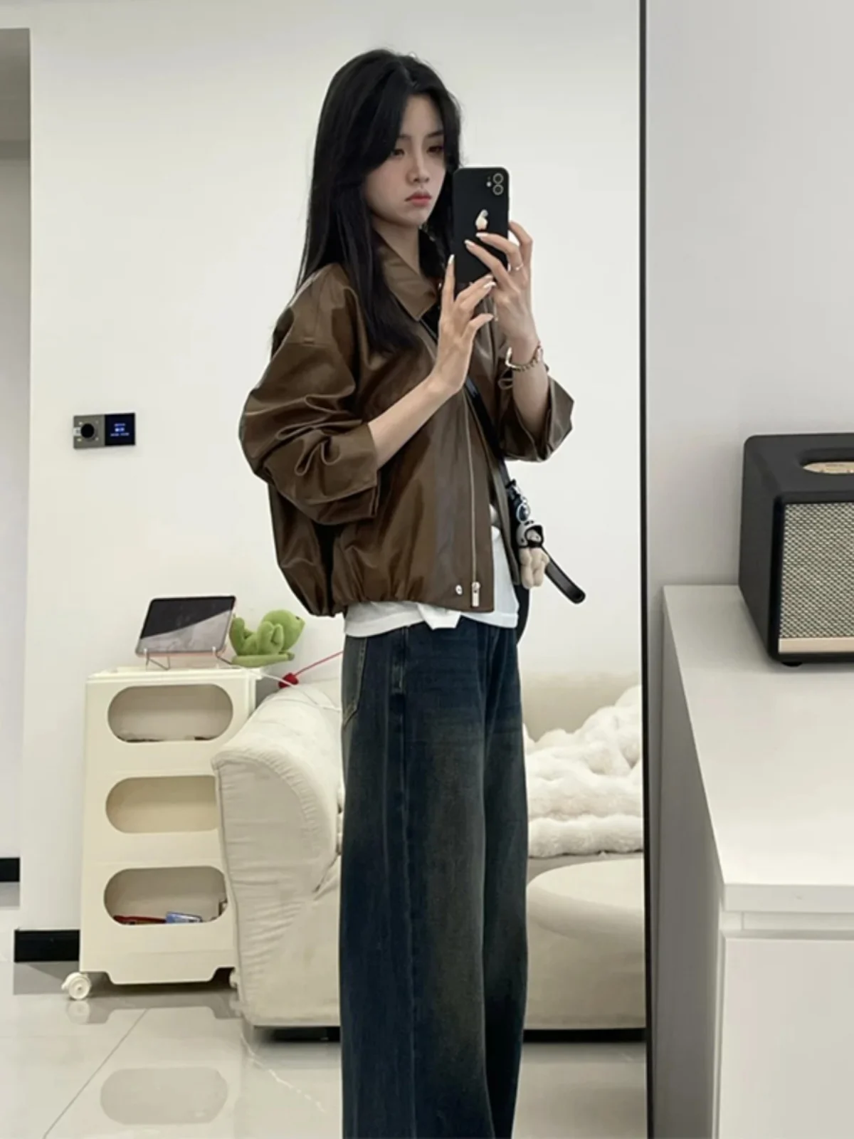 

Комплект из кожаной куртки больших размеров и джинсов с широкими штанинами: уличный стиль, осенне-зимняя мода для женщин больших размеров