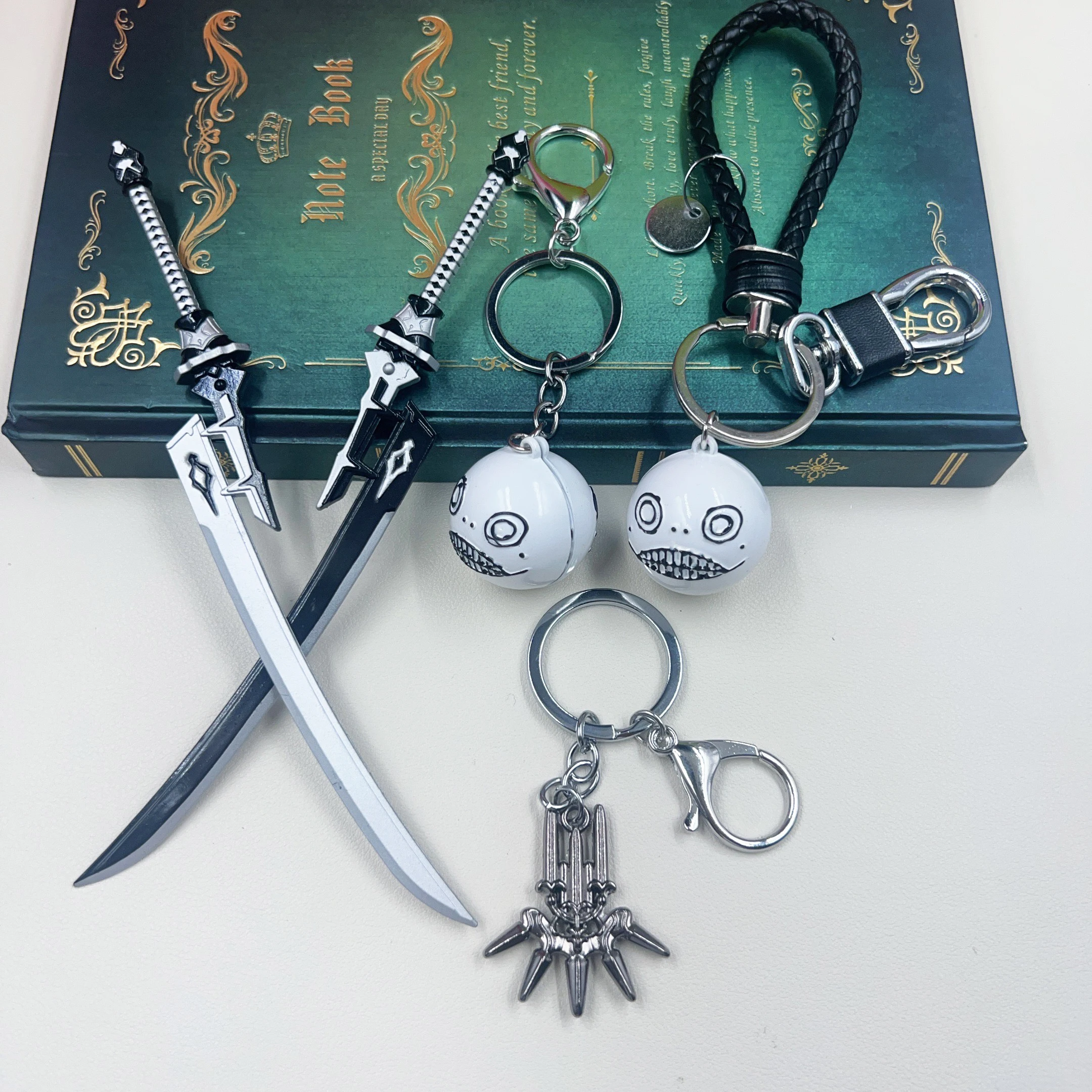 

18cm Double Sword Keychain NieR:Automata YoRHa No. 2 Type B Game Peripherals Wihte and Black Sword Model Showpiece Keychain Gift