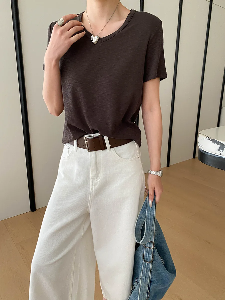 Sommerliches Damen-T-Shirt im lässigen, einfarbigen, vielseitigen Basic-Stil mit schlichtem V-Ausschnitt, schulterbetontem Schnitt und kurzen Ärmeln – Detail 10