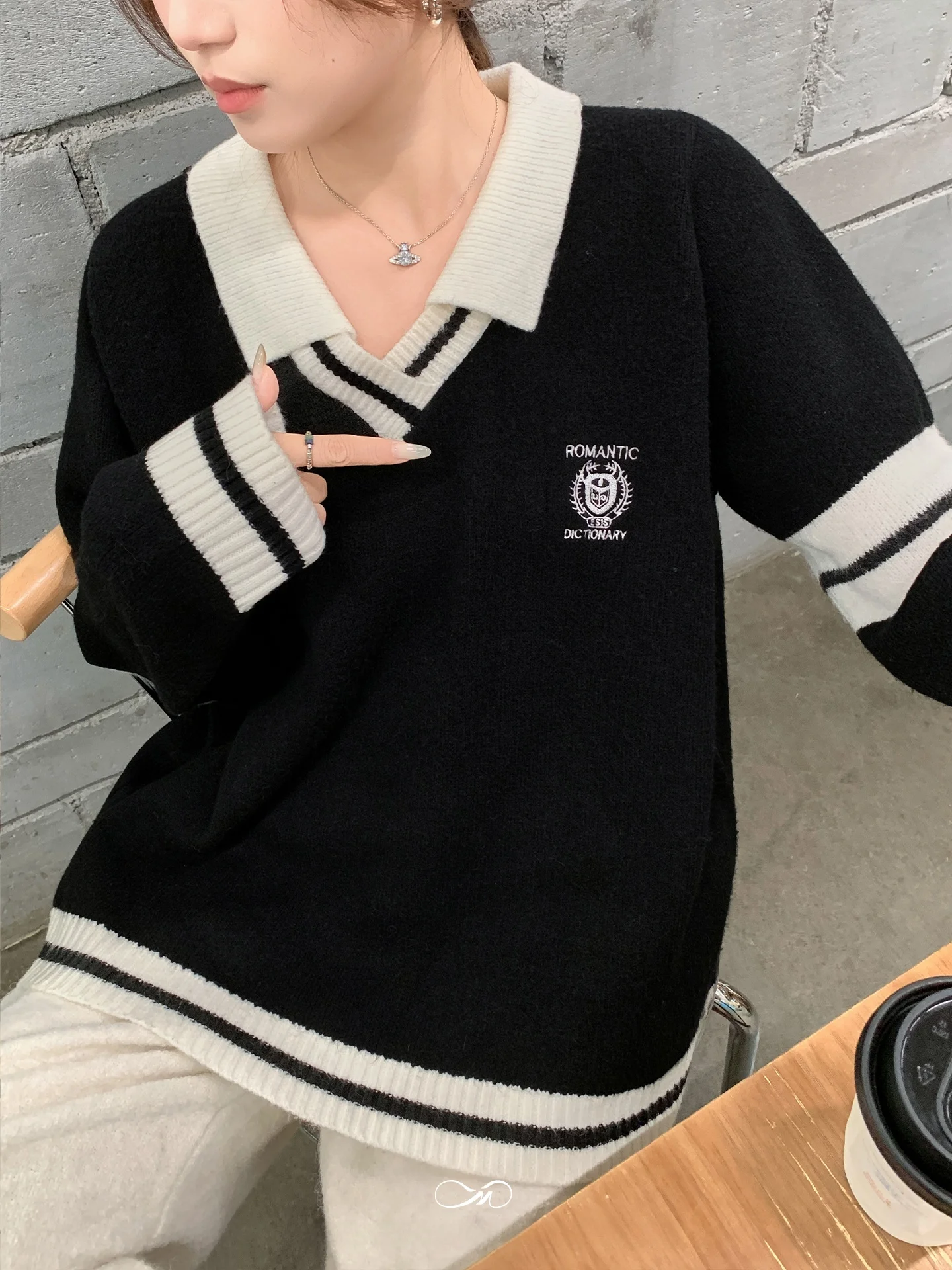 

Женский вязаный свитер больших размеров с V-образным вырезом и вышивкой, зимний, свободный, стройнящий, вязаная одежда в студенческом стиле, с длинными рукавами