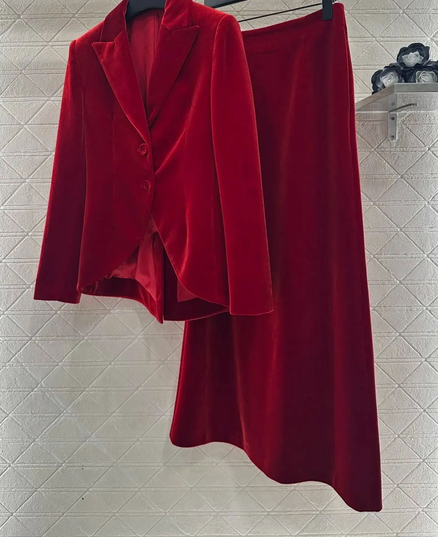 

Бархатное длинное костюмное платье винно-красного цвета, обертывает вокруг ягодиц и выделяет сексуальный и элегантный стиль. Это официальный вечерний меч