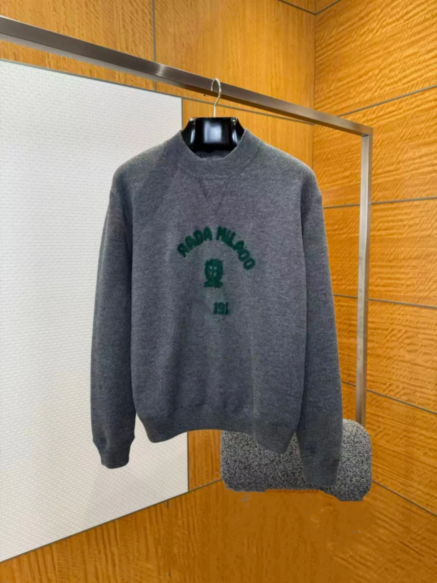 

Новый модный шерстяной вязаный свитер с круглым вырезом, высококачественный, с вышитым логотипом, с манжетами, осенне-зимний