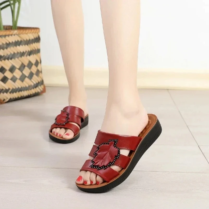 

2025 Новая горячая распродажа, женская летняя обувь без шнуровки, кожаные сандалии с открытым носком, женские шлепанцы на танкетке, женская пляжная обувь на платформе