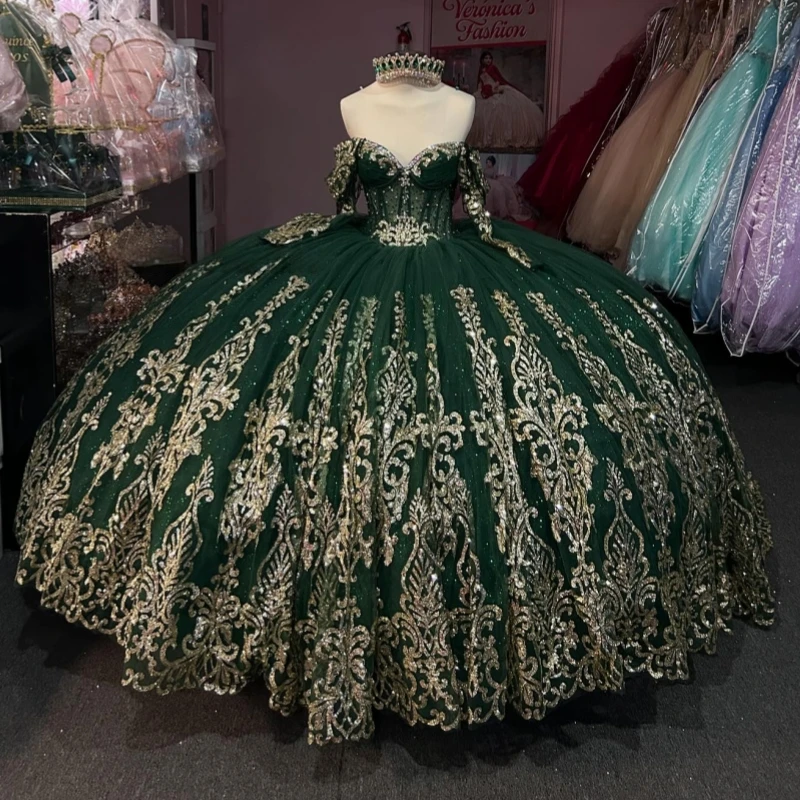 ชุดเดรสงาน Quinceanera สีดำเขียวเงา แบบเปิดไหล่ ประดับลูกปัดและลูกไม้สีทอง ผ้าทูลล์ สำหรับงานปาร์ตี้วันเกิด ฉลองอายุ 16 ปี