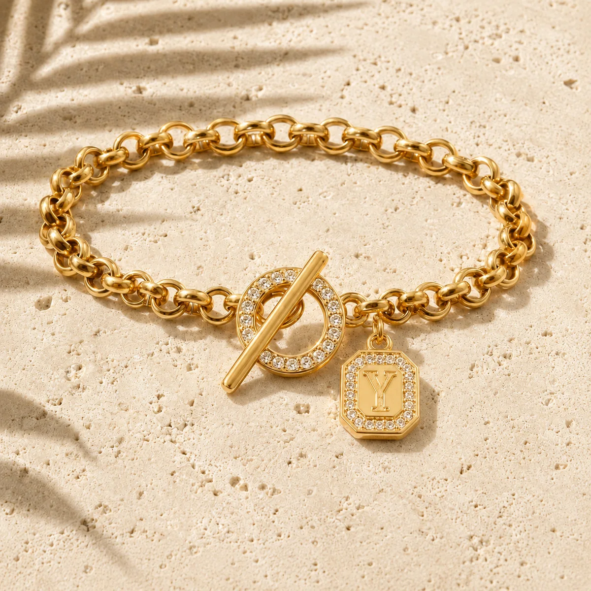Vergoldete Personalisierte Initialen-Charm-Armbänder für Damen und Herren mit Kubischem Zirkonia und Knebelverschluss - Schmuckgeschenk für den Alltag – Detail 28