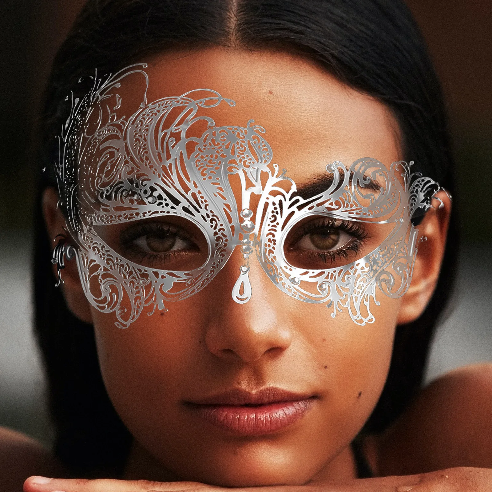 

Stunning Metal Masquerade Mask Half Face Rhinestone Costume Party Prop for Women Men Halloween Carnival Cosplay Festival Event
