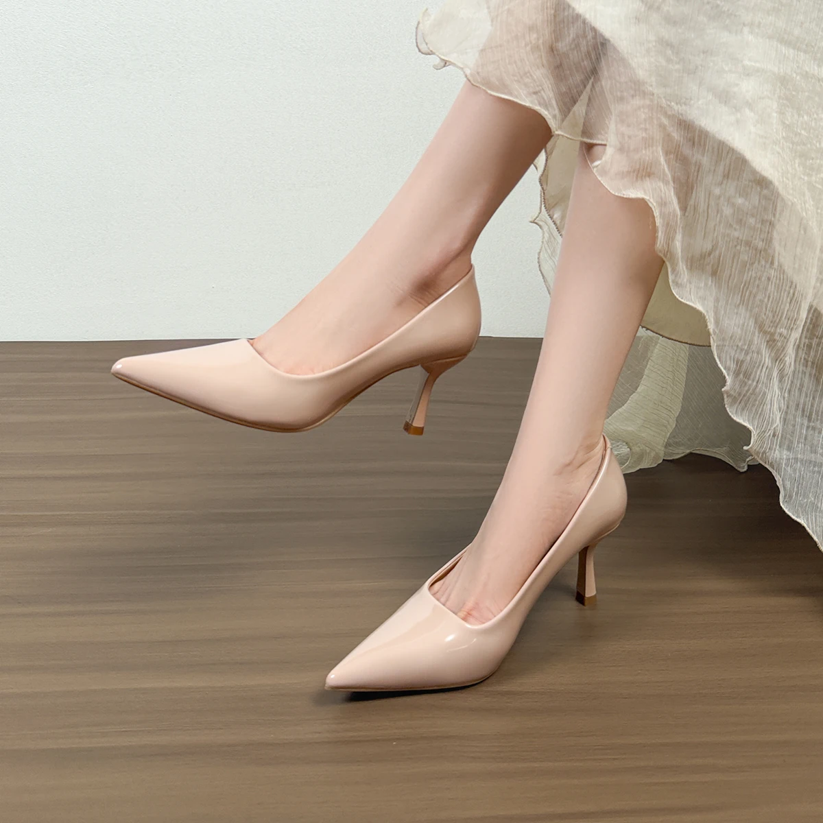 eleganti-scarpe-con-tacco-alto-in-pelle-verniciata-a-punta-versatili-per-il-pendolarismo-quotidiano-design-raffinato-taglie-grandi-tacco-sottile