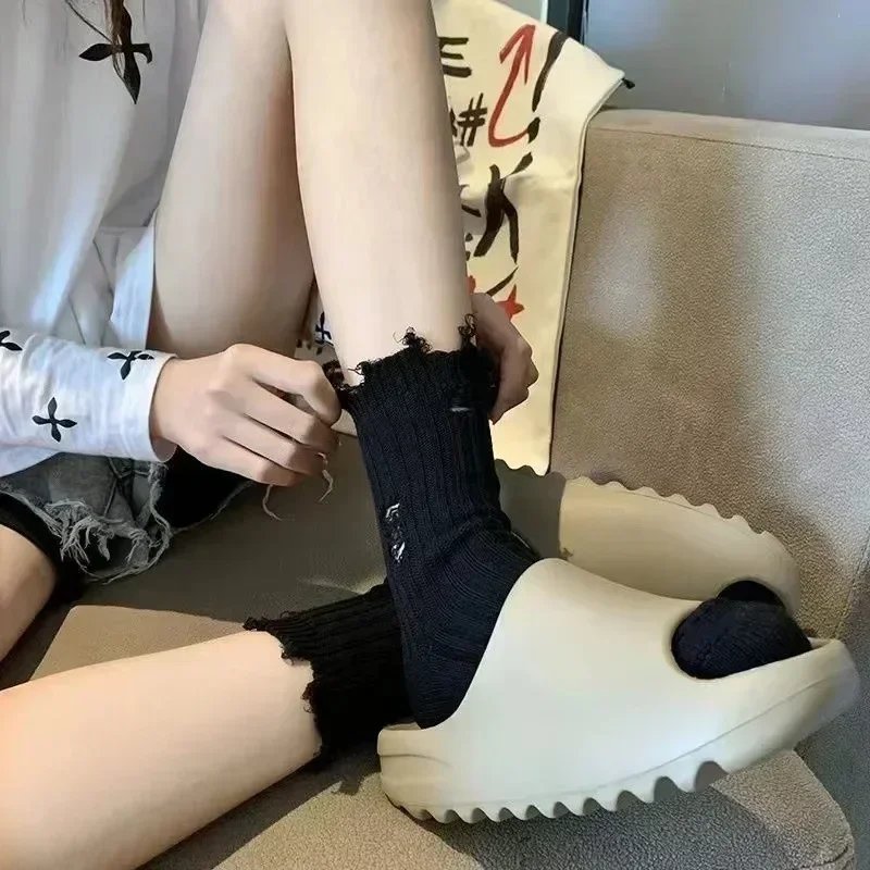Broken Hole Harajuku ถุงเท้าผู้หญิง Hip-Hop สเก็ตบอร์ดขอทานถุงเท้าผ้าฝ้ายหลอดขนาดกลางถัก Street ถุงน่องอินเทรนด์ calcetines