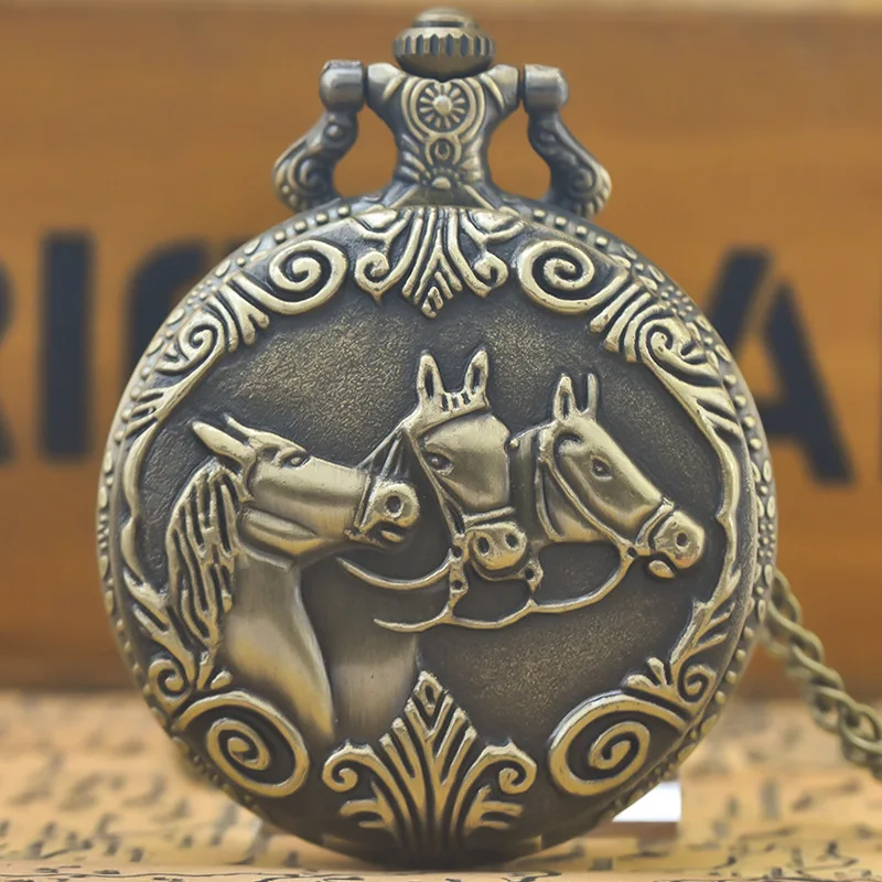 relogio-de-bolso-relogio-de-bolso-vintage-grande-de-bronze-com-tres-cavalos-relogio-de-bolso-vintage-com-relevo-de-cavalo-acessorio-elegante