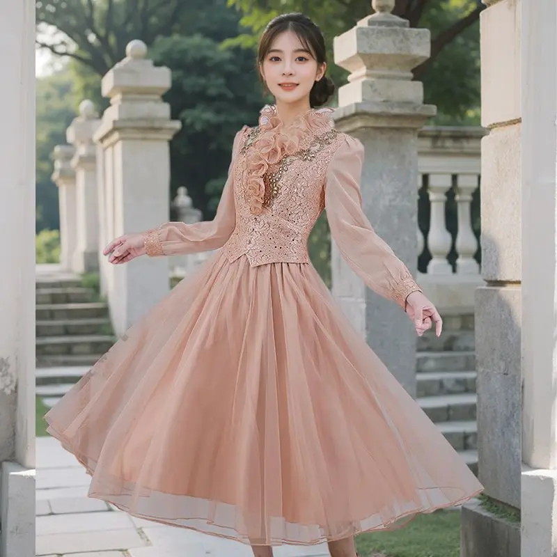 Różowa sukienka damska 2025 w nowym stylu, szlachetna, elegancka i modna, optycznie odmładzająca, o długości do talii, z długim rękawem.