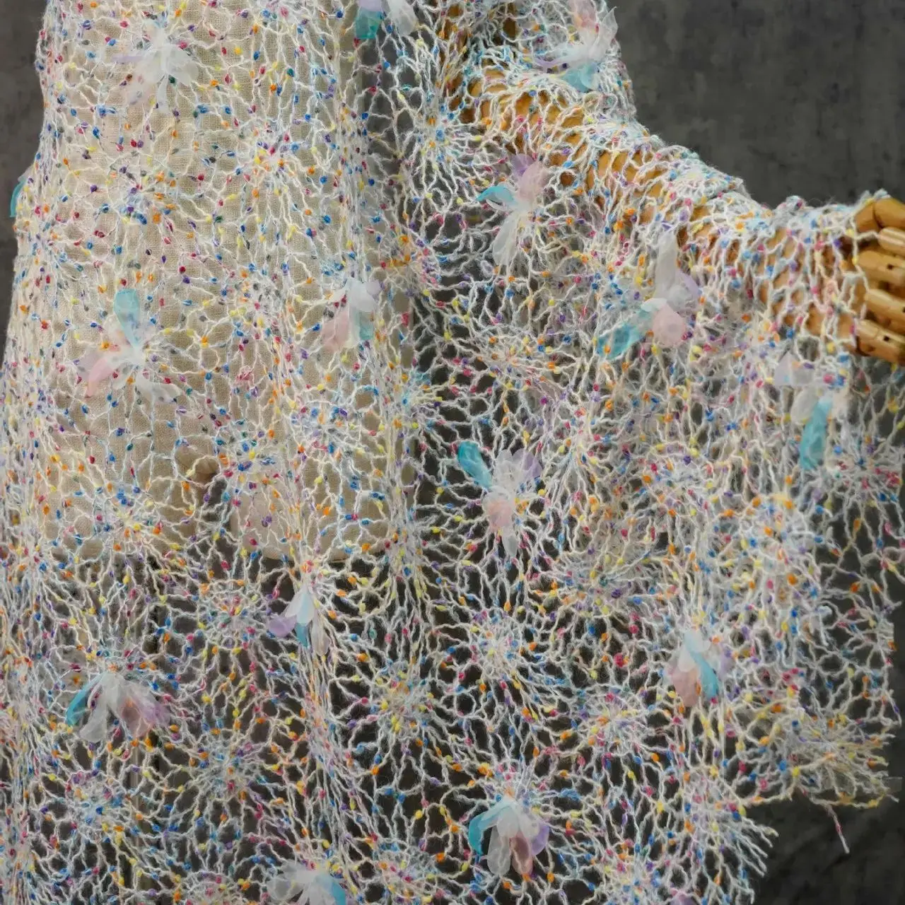 

Новая радужная плюшевая ткань с цветочной вышивкой, используемая для модных платьев, свадебных платьев и аксессуаров из декоративной ткани.