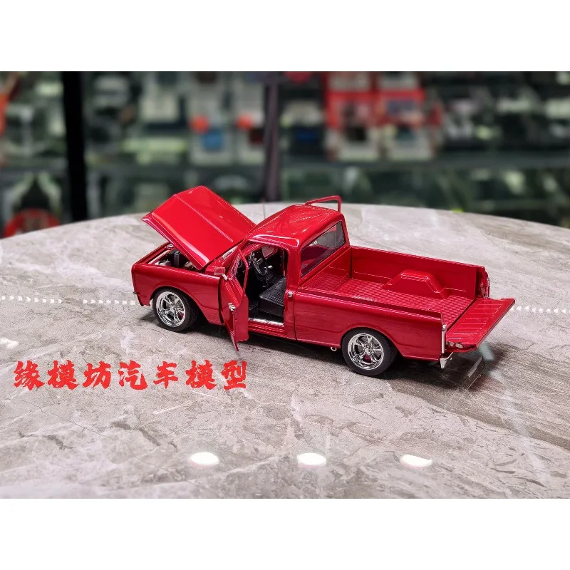 Dettaglio anteriore del modellino ACME 1:18 Chevrolet C10 Custom Showtime 1967