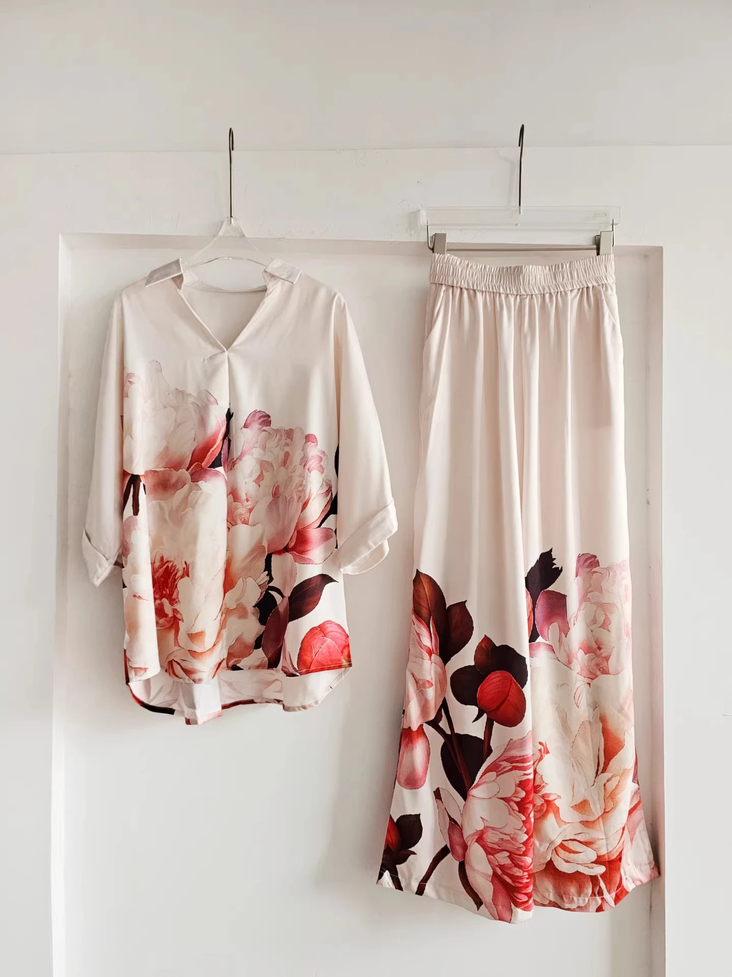 

Clothland Women Elegant Loose Flower Shirt Suit Long Sleeve Oversized Blouse Wide Leg Pants Trousers Tulips Two Piece Set TA762