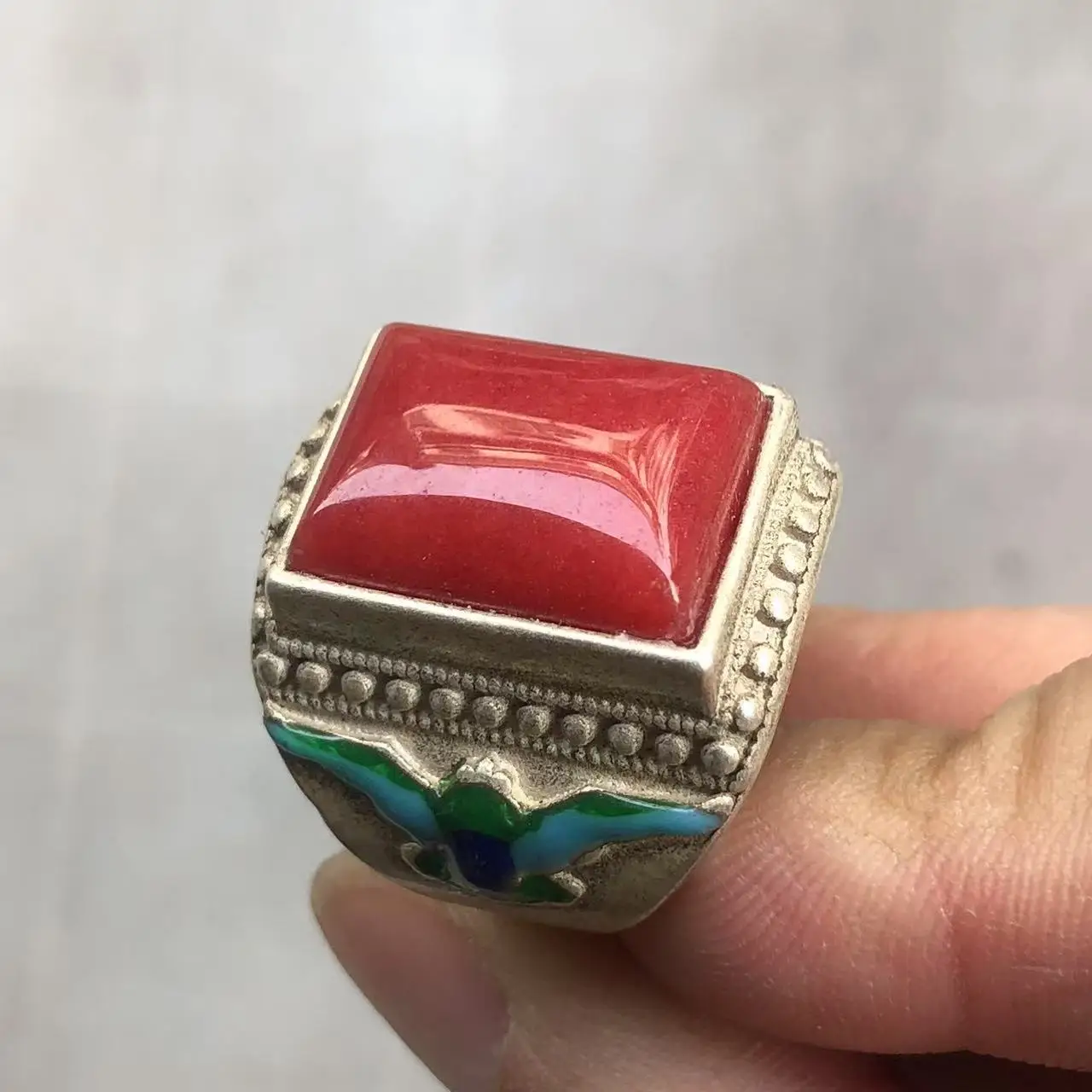 Vintage Cloisonné Emaille Silber Siegelring mit großem quadratischem roten Edelstein – Ethno-chinesischer Herren-Statement-Retro-Fingerschmuck – Detail 2