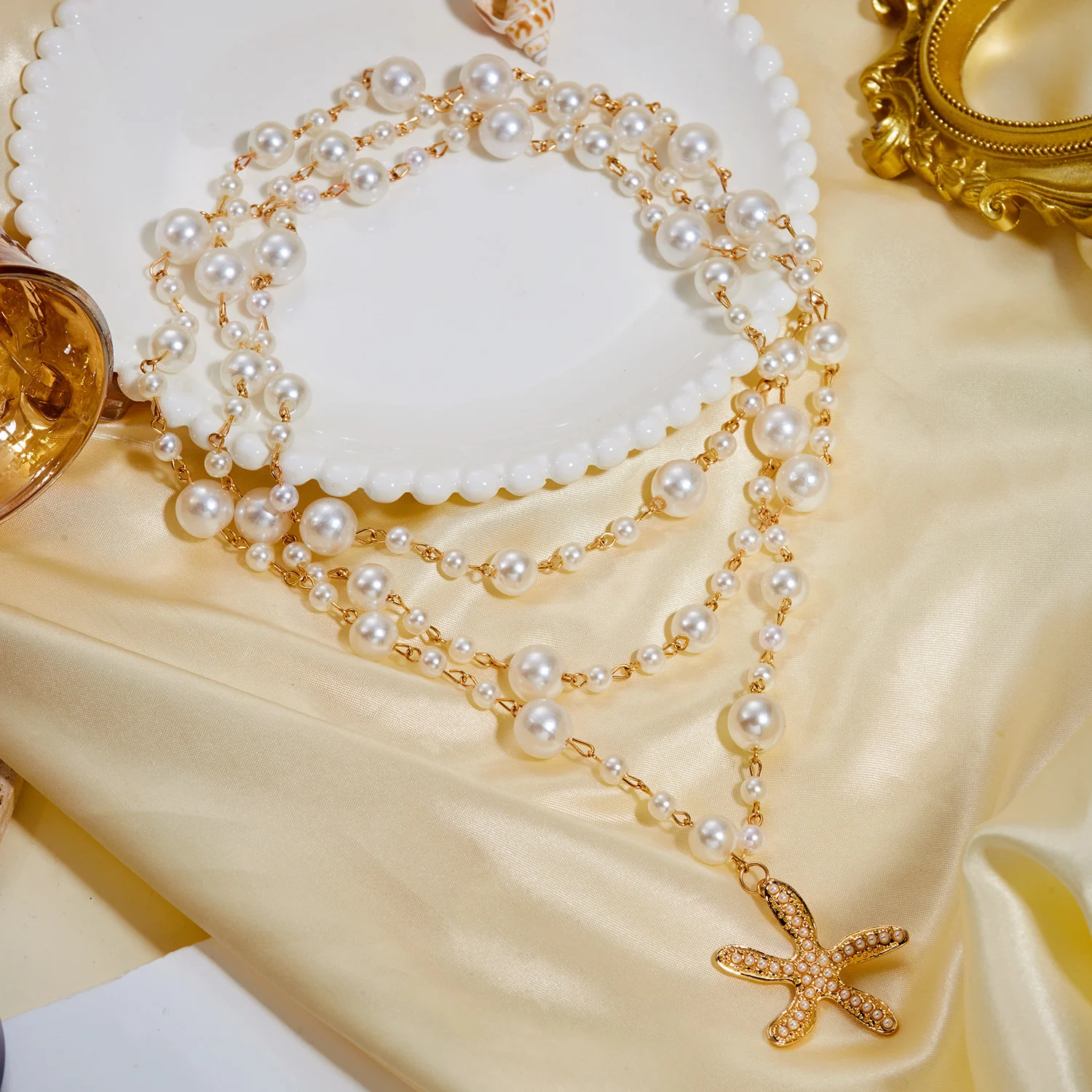 Böhmische Strand-Halskette in Goldtönen mit Mehrschichtigen Perlen für Damen, Perlenkette mit Seestern-Anhänger und Zirkonia, Urlaubs-Statement-Schmuck, Geschenk