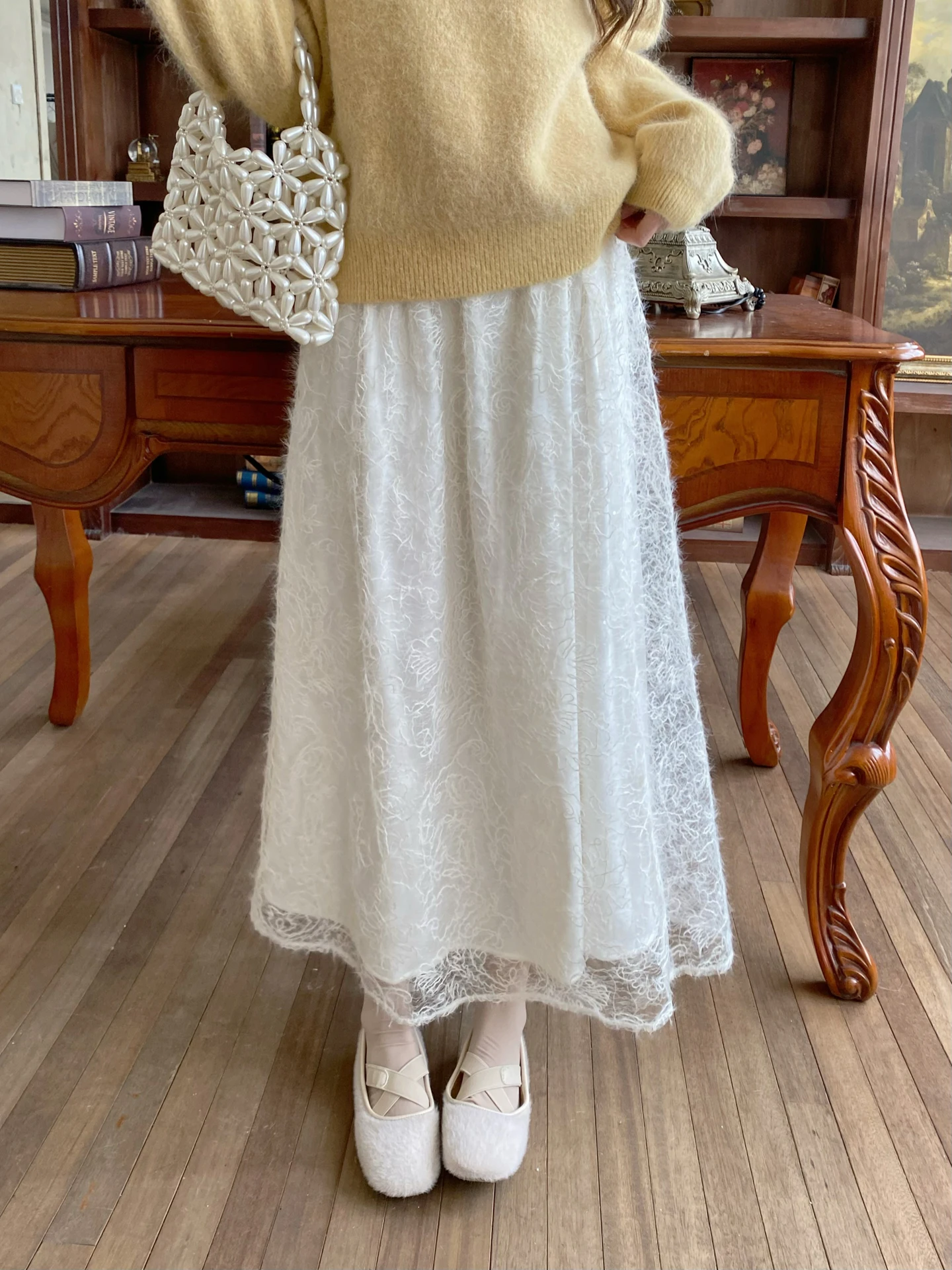 

Женская осенне-зимняя юбка А-силуэта средней длины с высокой талией, кружевными вставками и пайетками, в нежных тонах