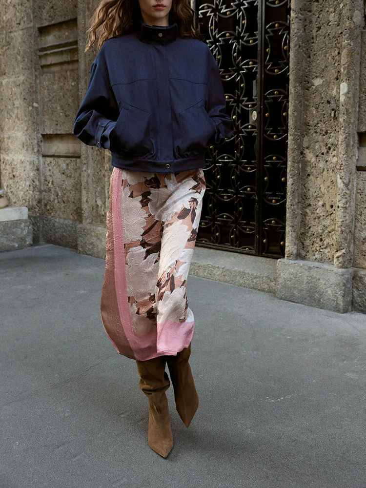 تنورة قصيرة أنيقة ومريحة بنقشة زهور للنساء، إصدار جديد لخريف 2025، أسلوب عصري أنيق بخصر متوسط وقصة مستقيمة