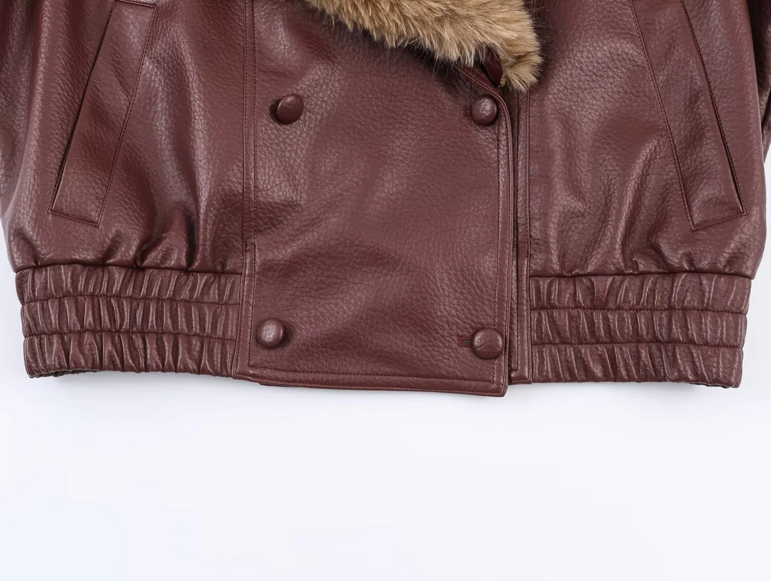 แจ็คเก็ตหนังเทียมแขนยาวทรงหลวมสไตล์ลำลองแฟชั่นใหม่สำหรับผู้หญิงฤดูหนาวปี 2025 พร้อมปกขนสัตว์ถอดได้