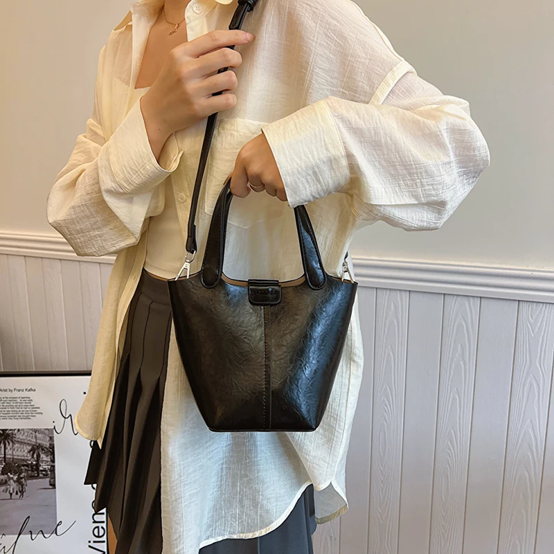 

Large Capacity Fashion Advanced Feeling PU Zipper Crossbody Bags 2025 Light Luxury New Concise Versatile Trend Shoulder Bags