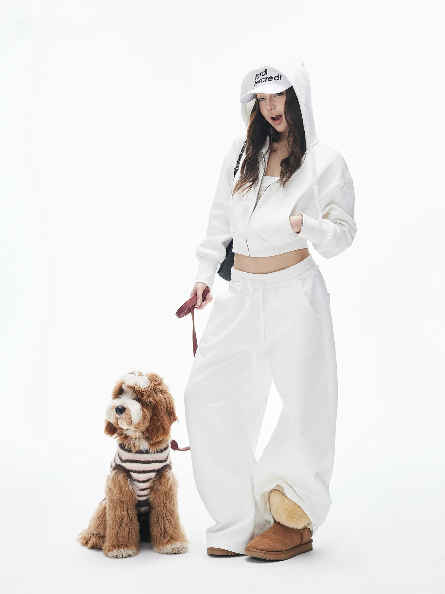 

Iamxiaa: Удобный для кожи хлопковый свитшот с капюшоном, широкими штанинами и утягивающим поясом, а также брюки с низкой посадкой, эластичным поясом и шнурком, плиссированные.