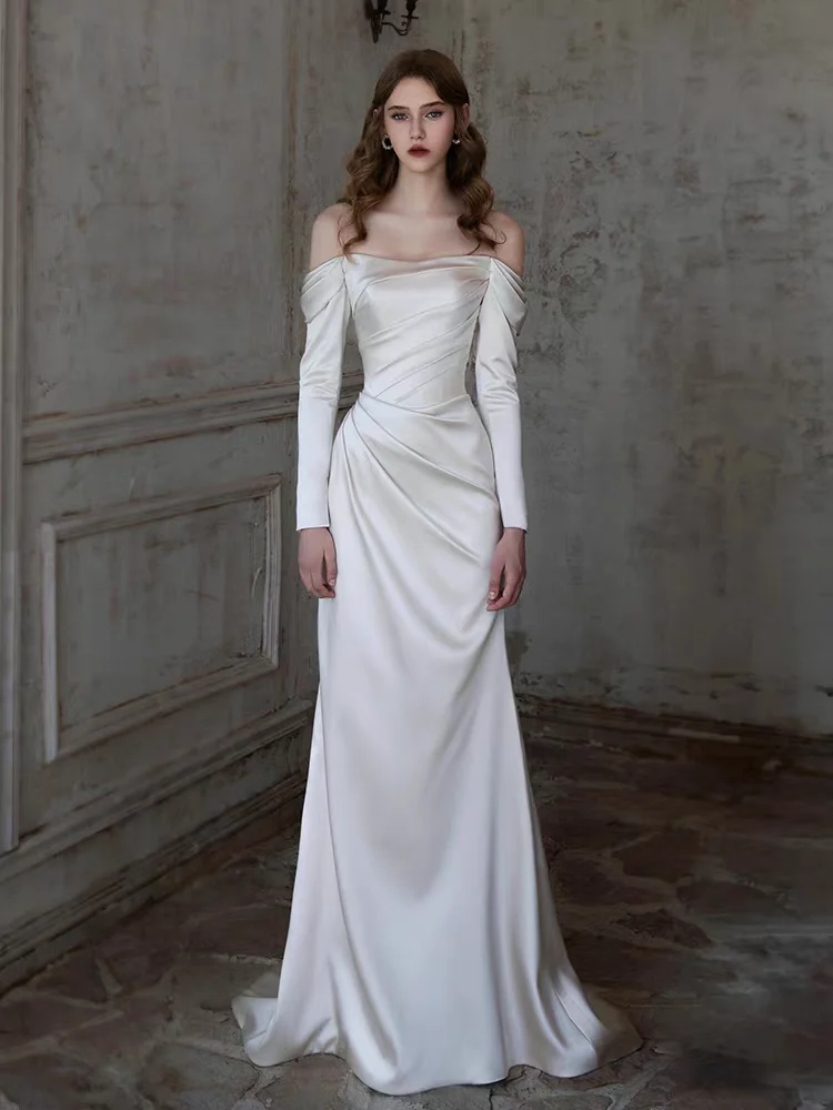 

Белое атласное платье на одно плечо с длинным рукавом: свадебное, утренний халат, для фотосессий, вечернее, осенне-зимнее модное платье