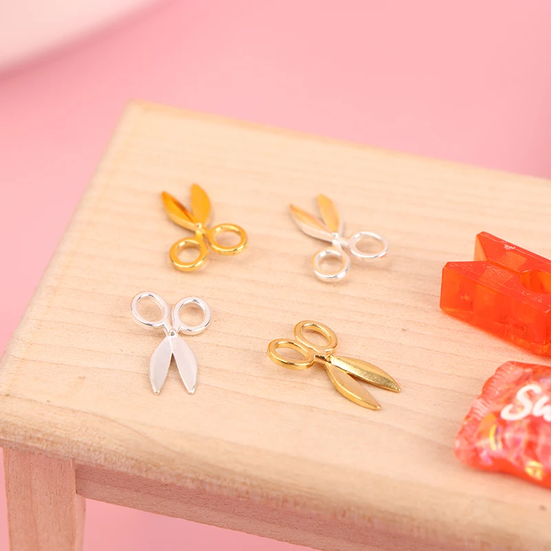 2 sztuk 1:12 domek dla lalek Mini srebrne/złote metalowe nożyczki Model akcesoria meblowe dla wystrój domu dla lalek dzieci udawaj zagraj w zabawki