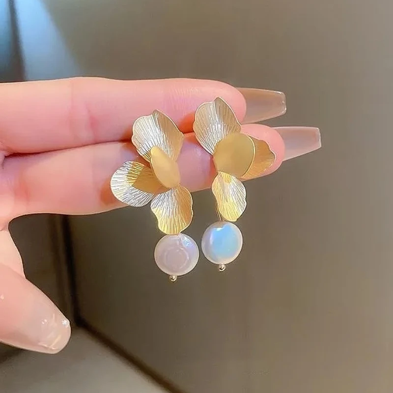 

S925 Silver Needle Fold Texture Metal Pearl Flower Stud Earring for Women Fine Jewelry High Luxury Vintage Accessories