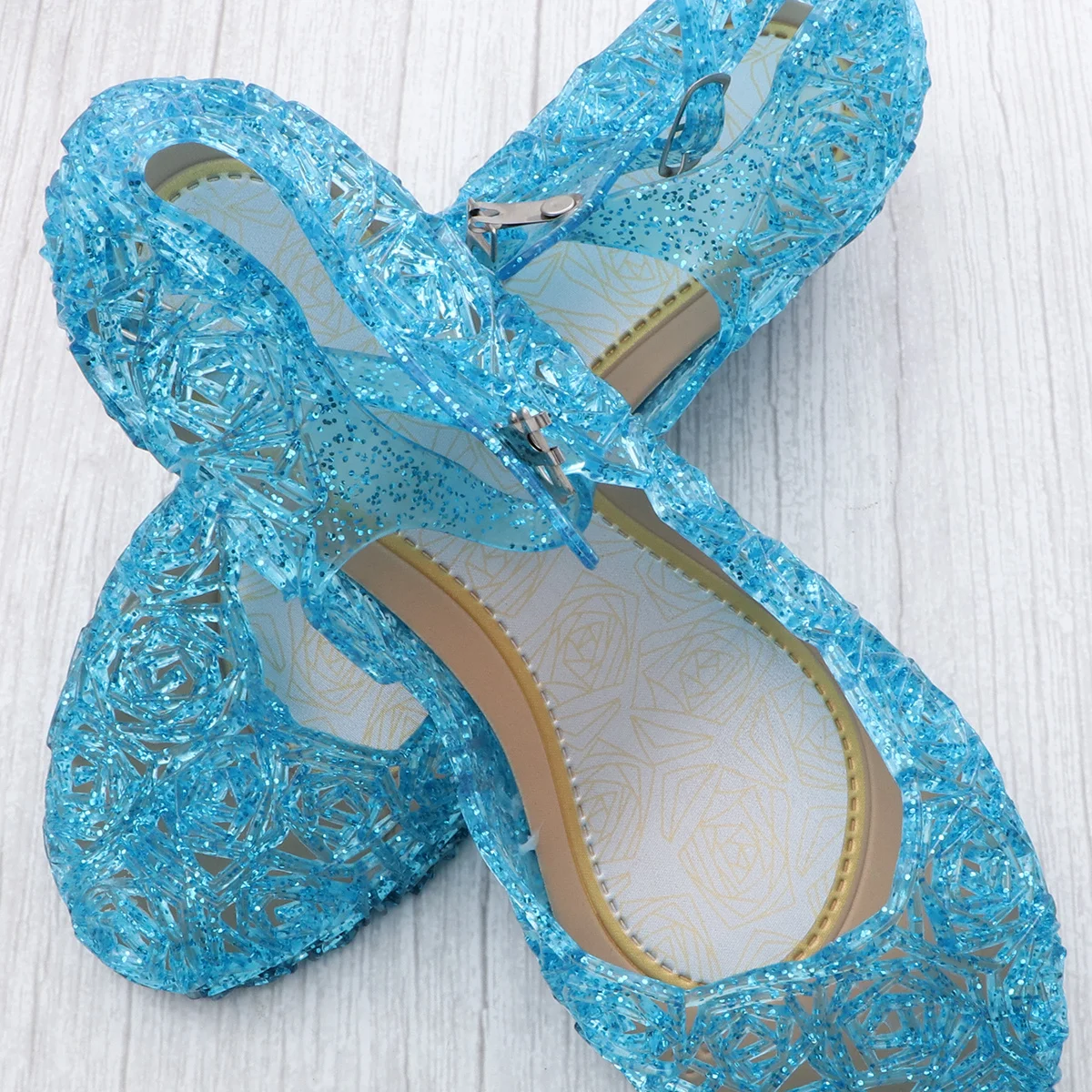 زوج واحد من صنادل الفتيات الفاخرة PVC جيلي نمط مريح للحفلات والمهرجانات والارتداء اليومي هدية للأطفال مقاس 36