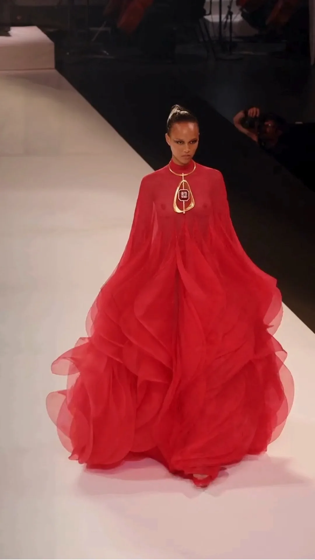 فستان المشاهير المذهل ذو الكشكشة الحمراء تصميم فريد من نوعه فساتين حفلات الأورجانزا المكشكشة فستان عيد الميلاد 2025 فستان سهرة رسمي #3