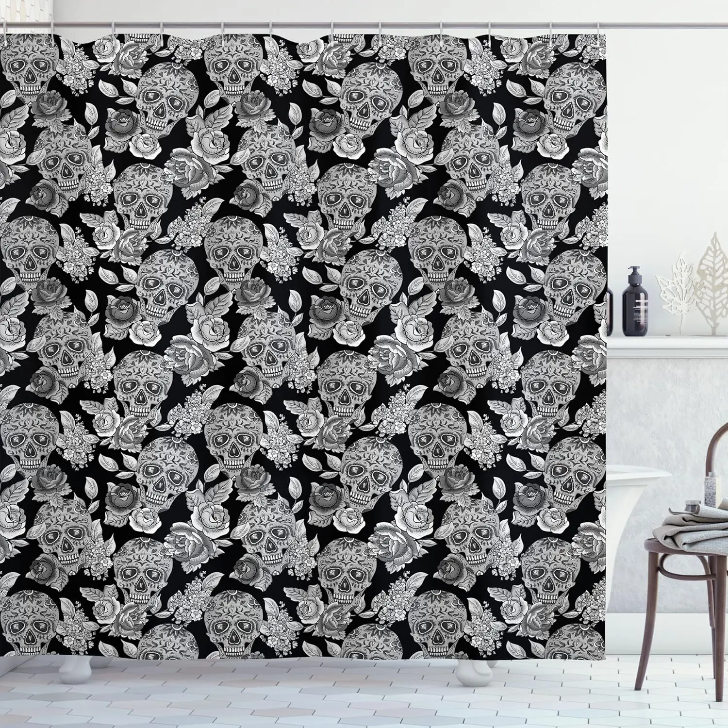 ゴシックスタイルのスカルシャワーカーテン（フック付き）-–-モノクロの花柄スカル＆死者の日アート、ダークでエレガントなバスルーム装飾