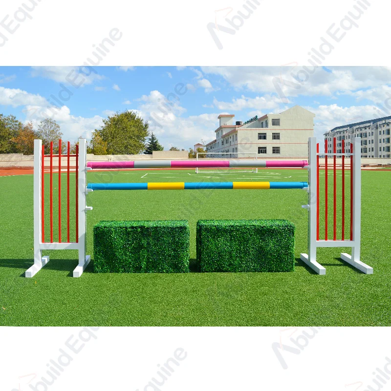 أجنحة القفز على شكل حصان كافاليتي لحدث الحصان