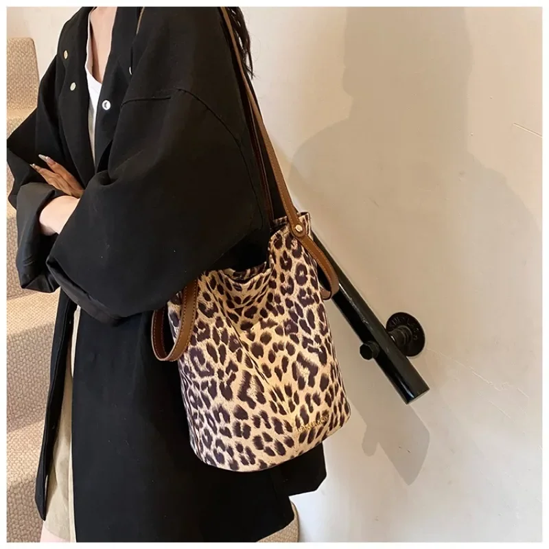 This Year\'s Popular Niche Leopard Print Bag for Women 2024 New Shoulder Bag Autumn and Winter Super Hot Hand-held Bucket Bag