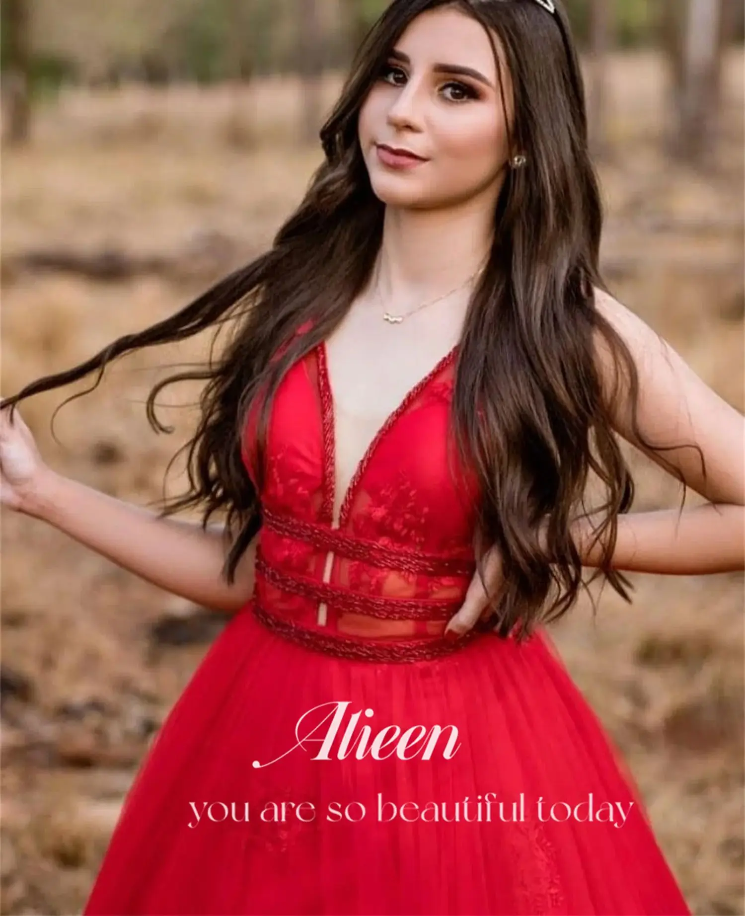 Aileen Rode Avond Luxe Jurk 2024 A-lijn Aangepaste Bruiloft Gast Jurk Vrouwen V-hals Elegante Jurken Saudi Avondjurken Prom