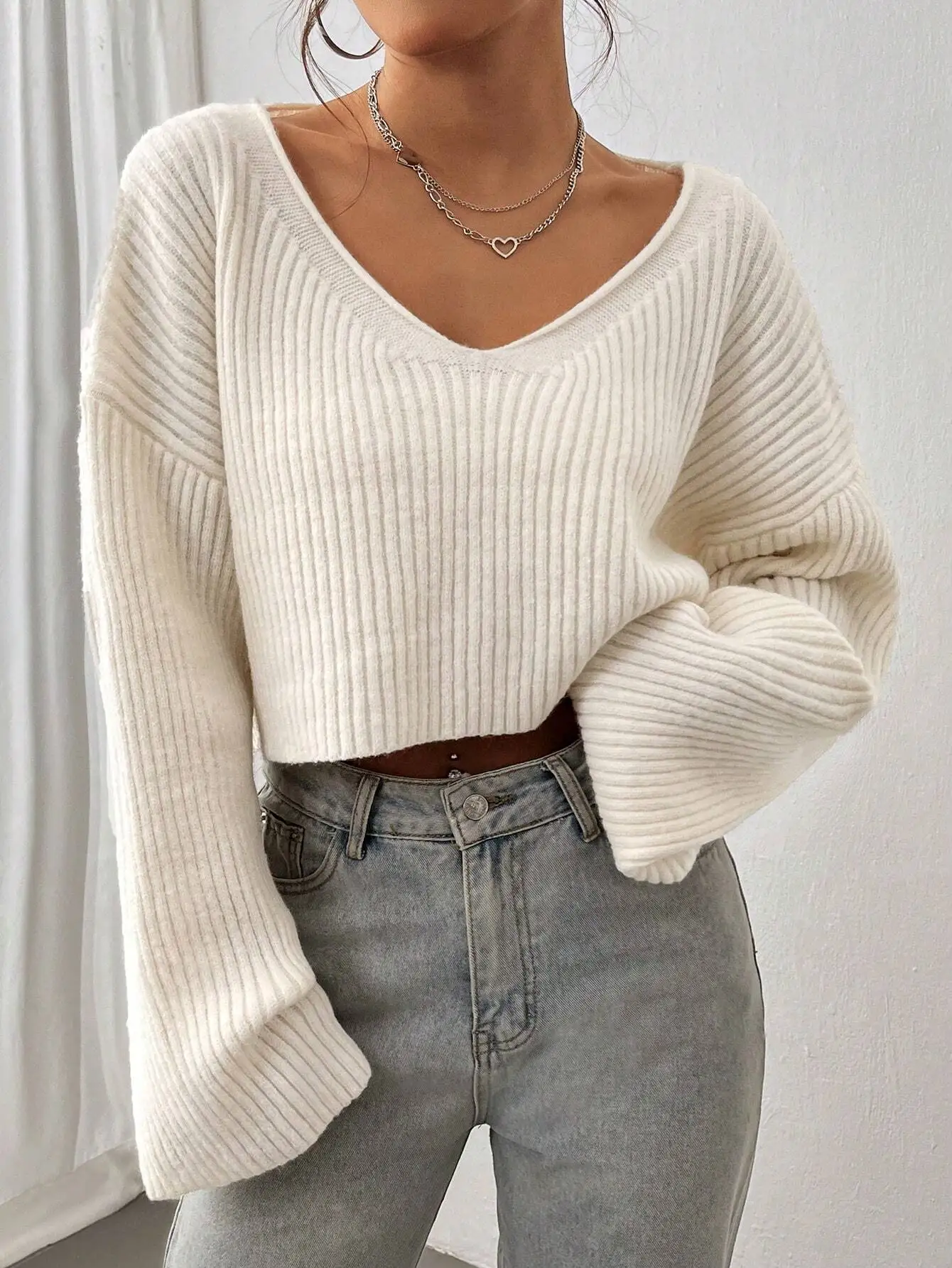 سترة متماسكة قصيرة مضلعة ذات أكتاف منسدلة بلون سادة، بلوزة بأكمام طويلة #3