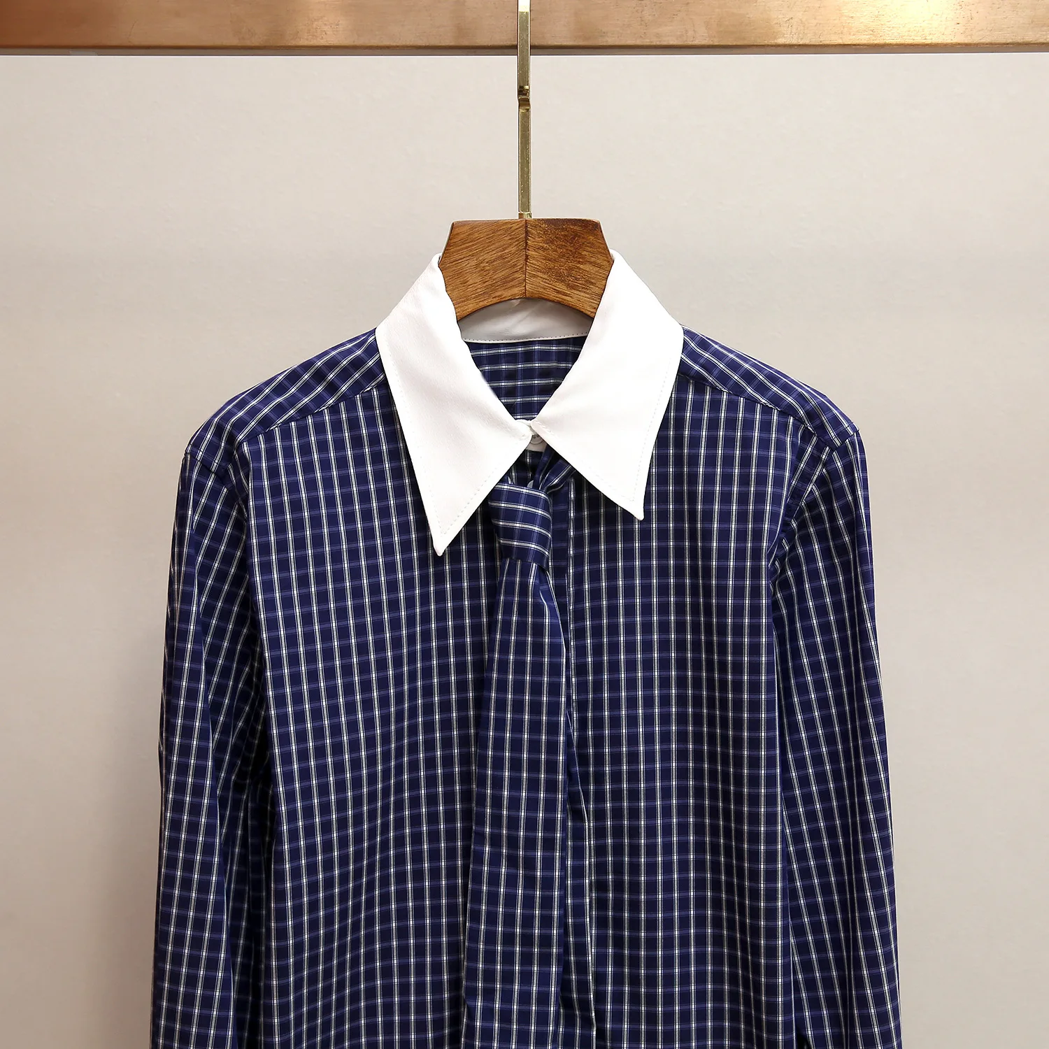 Wysokiej jakości koszula w kratę w stylu preppy na zimę 2025 z kontrastowym kołnierzem, luźnym krojem, krawatem i zapinana na jeden guzik dla kobiet.