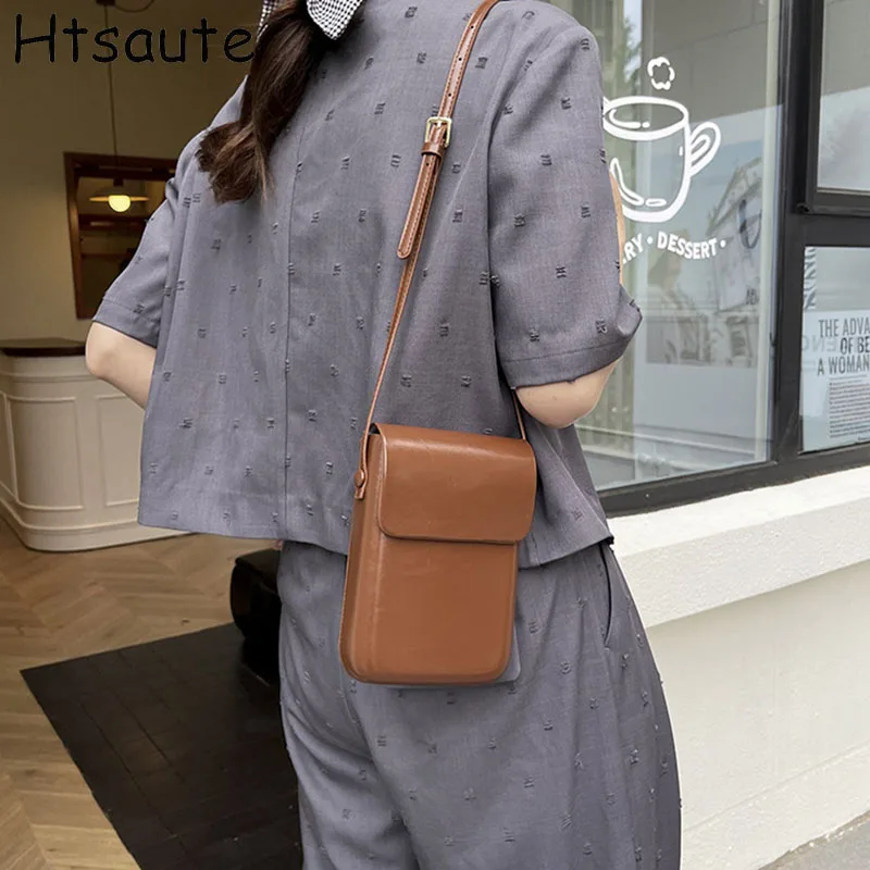 حقيبة كروس للنساء حقائب يد صغيرة جديدة حقائب ساعي البريد من جلد البولي يوريثان بتصميم عمودي بلون سادة وحاملي هاتف لسماعات الأذن