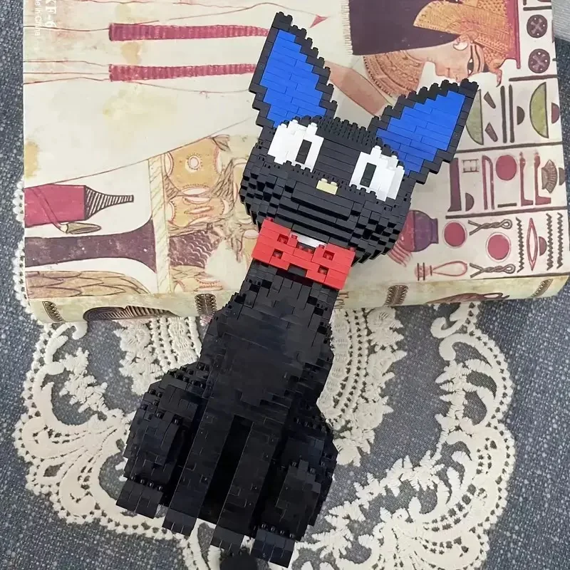 Klocki konstrukcyjne Czarny Kot. Urocza mała czarna figurka kota na biurko. Klocki konstrukcyjne czarny kot. Prezenty festiwalowe.