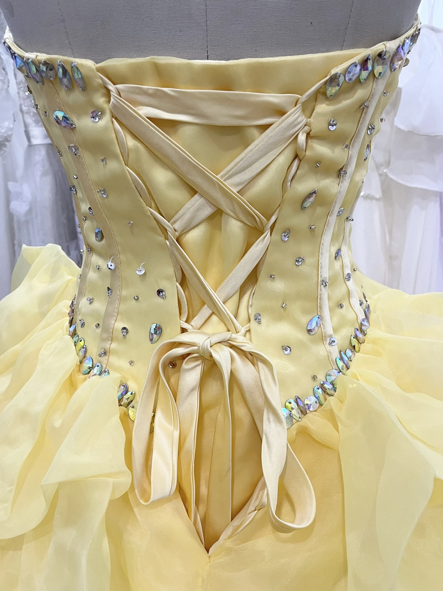 In Stock Real Video Ruffled Organza Yellow Dress for 15 Years Rhinestons Beaded Sweetheart Ball Gown Quinceanera Dresses A18