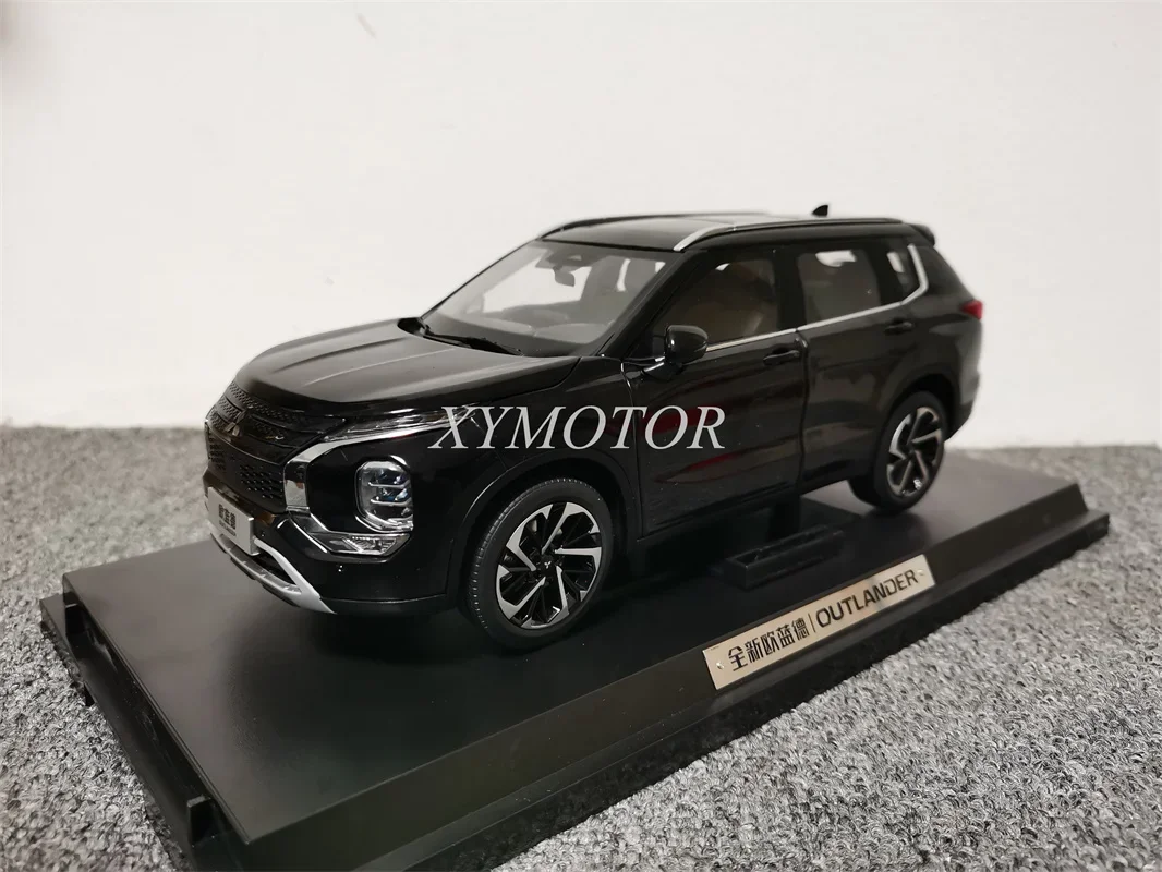 Modèle de voiture en métal moulé sous pression pour Mitsubishi Outlander SUV 1/18, cadeaux de jouets, affichage de passe-temps, ornements de collection blancs et noirs, nouveau, 2023