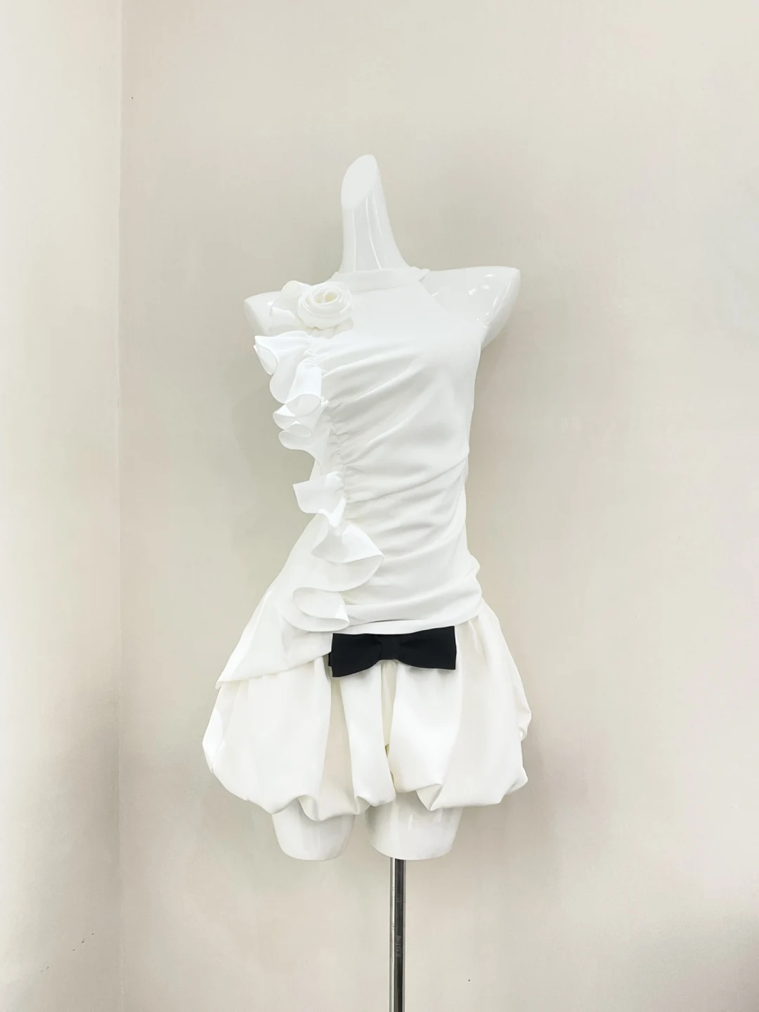 

New women's clothing for the summer of 2025High neck sleeveless ruffled three-dimensional top and floral bud shorts