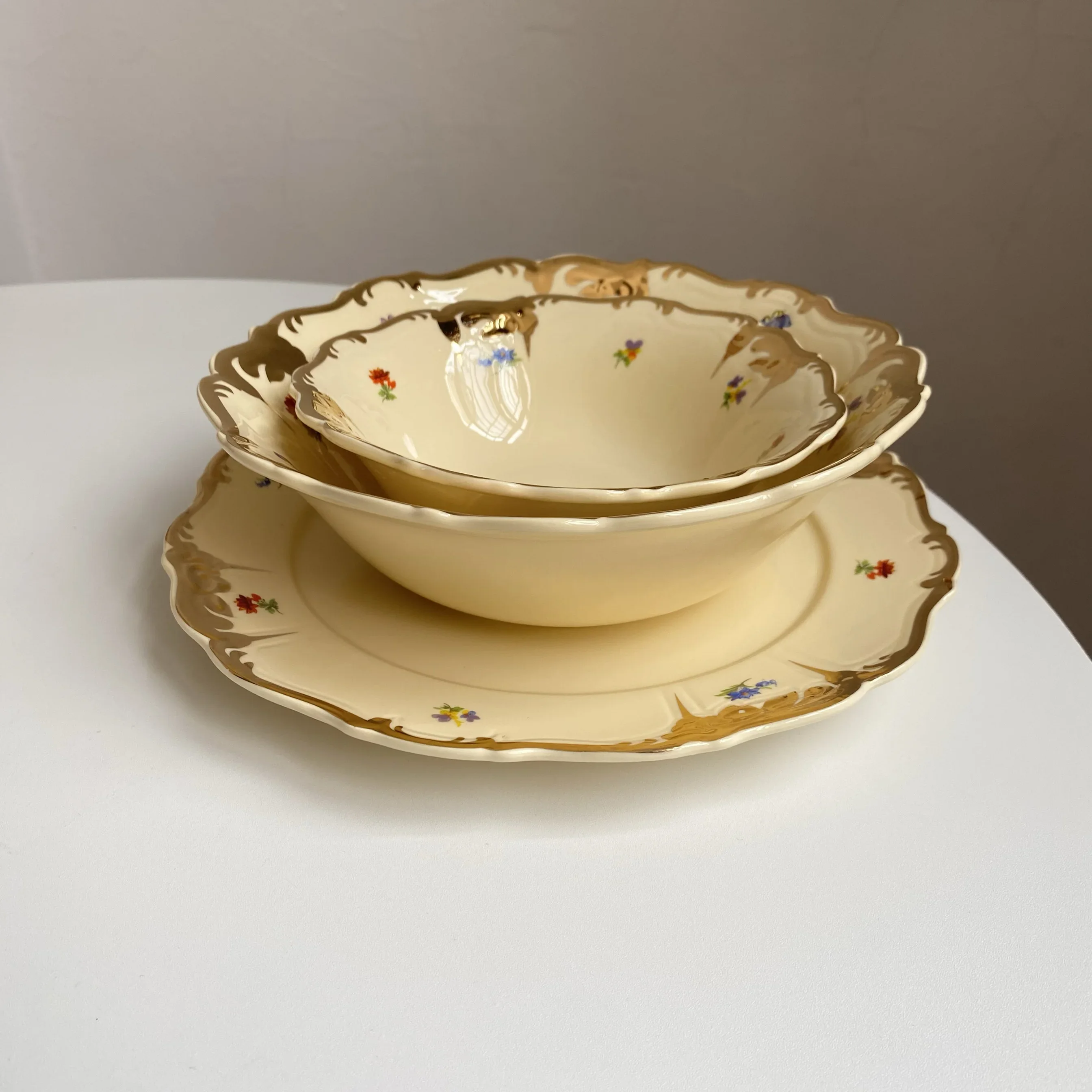 

High end luxury tableware, lace soup bowls, luxurious heavy industry, gilded flower rice bowls, noodle bowls, steak plates