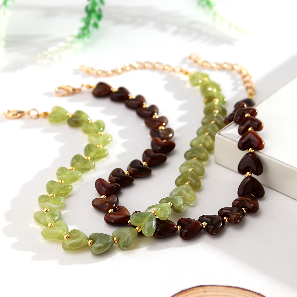 Niedliche Goldene Edelstahl-Halskette mit Bunten Herz-Perlen, Geometrische Herz-Perlen Choker-Halsketten für Frauen, Schmuckgeschenke – Detail 3