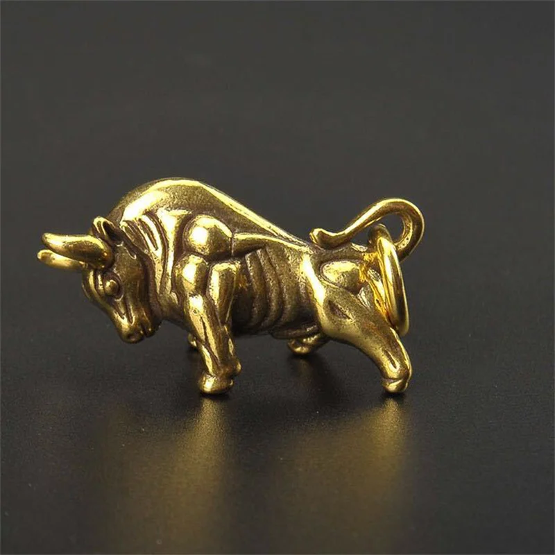 Mini Retro Brass Wall Street Bull Statue Sculpture Hand Toy Gift Keychain Ornament Home Office Desk Decorative Ornament