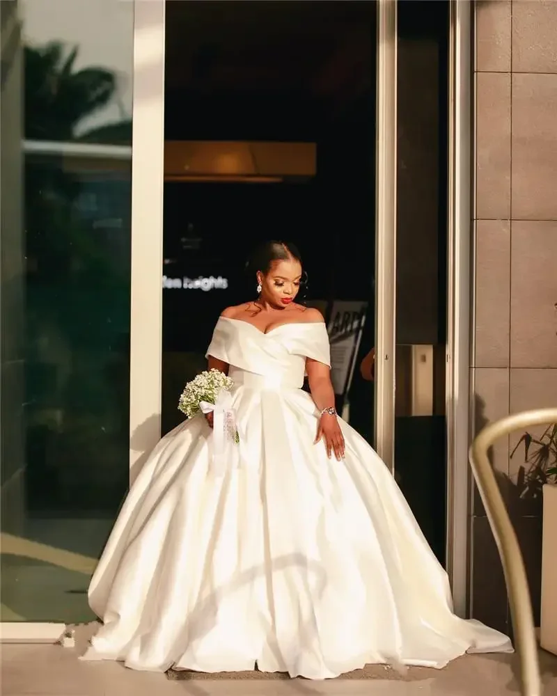 ที่กําหนดเองElegant Plusขนาดชุดบอลชุดแต่งงานชุดเซ็กซี่ปิดไหล่ผ้าซาตินสีขาวSaudi Arabianเจ้าสาว 2021
